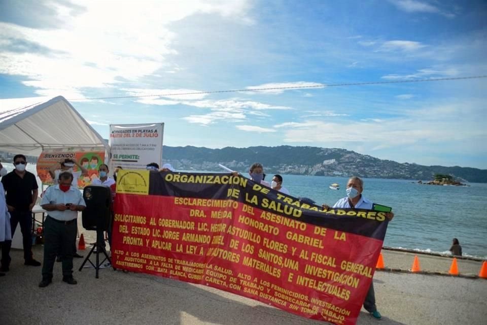 Los manifestantes en el puerto de Acapulco.