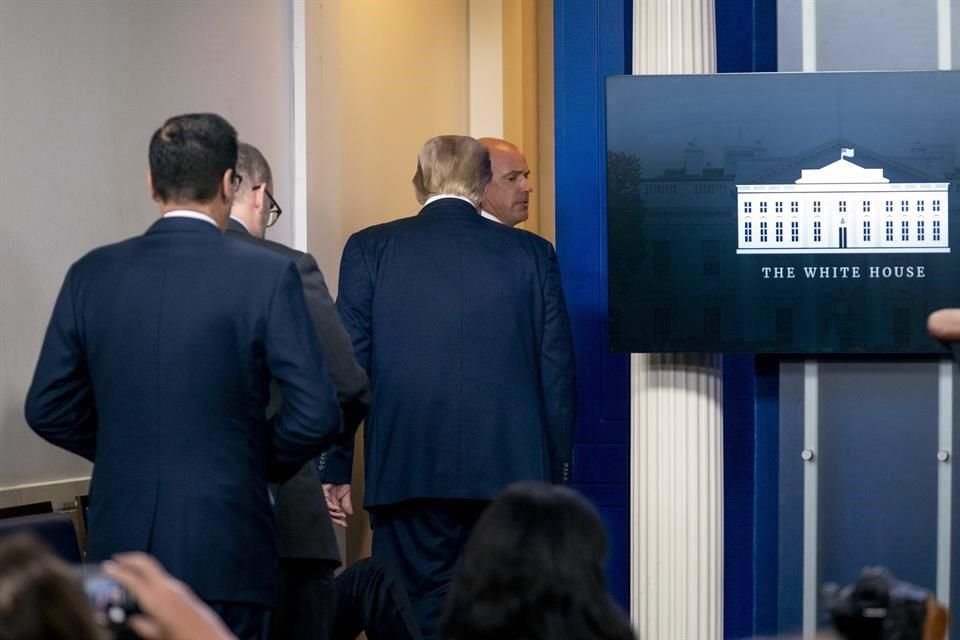 El Presidente Trump fue evacuado de la sala de prensa, donde ofrecía conferencia, debido al reporte de disparos al exterior de la Casa Blanca