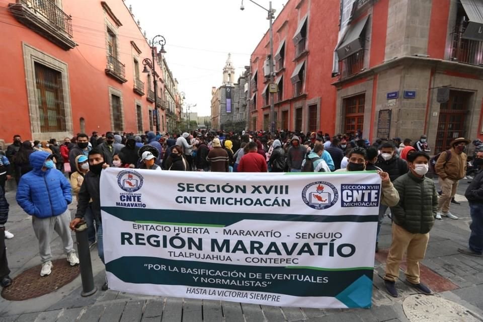 Los maestros demandan plazas para miles de normalistas egresados en el último año, así como de cientos de maestros contratados como eventuales.