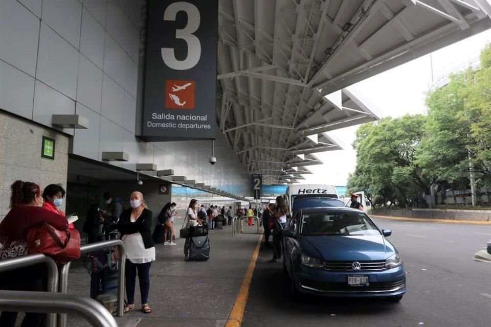 Letreros en el AICM advierten una multa de hasta 43 mil pesos a conductores de aplicaciones que presten servicio en la terminal aérea.