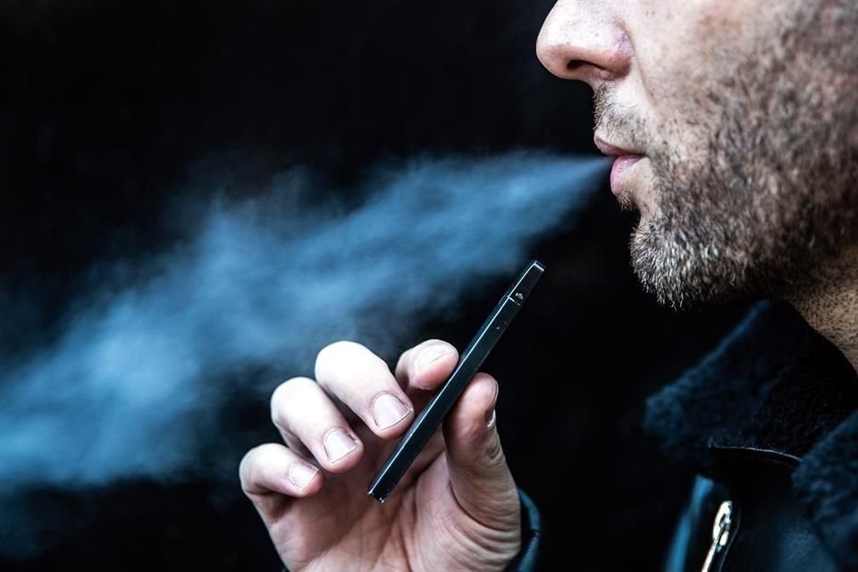 Los usuarios de cigarrillos electrónicos también suelen compartir sus dispositivos con otros vapeadores, lo que podría ser un factor añadido de transmisión de Covid-19, según el estudio.