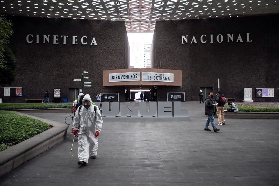 Personal especializado sanitizaba los espacios comunes en la Cineteca Nacional.
