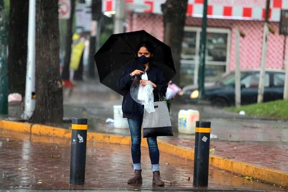 Fuertes lluvias se registraron la tarde de este viernes en la capital.