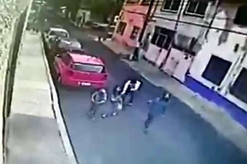 El hecho fue captado por una cámara de seguridad, en el que se observa que la menor es atacada por el hombre, que viste una camisa blanca.