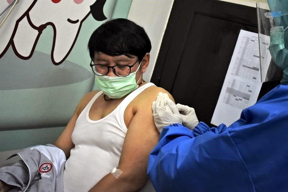 Un voluntario participa en las pruebas de una vacuna contra Covid-19 de Indonesia.