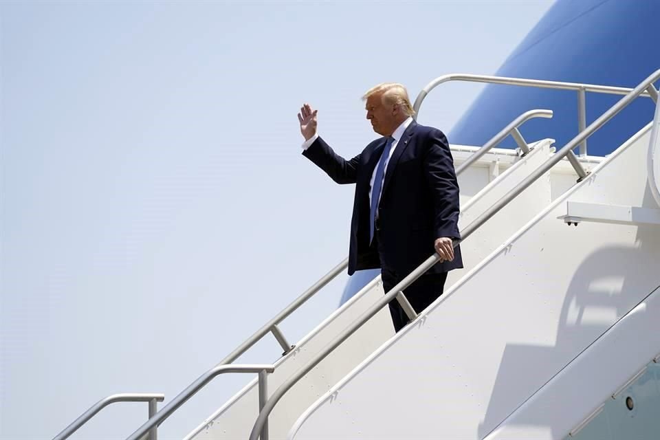 El Presidente Trump llega a Yuma Arizona para recibir un informe sobre el muro.