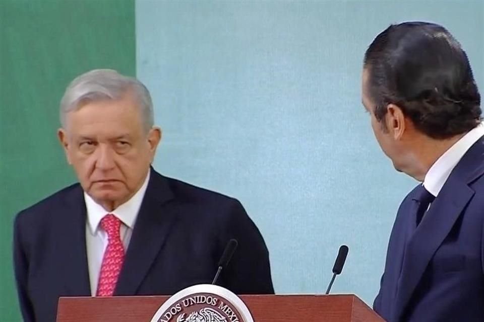 Andrés Manuel López Obrador y Francisco Domínguez cruzan miradas en la conferencia mañanera.