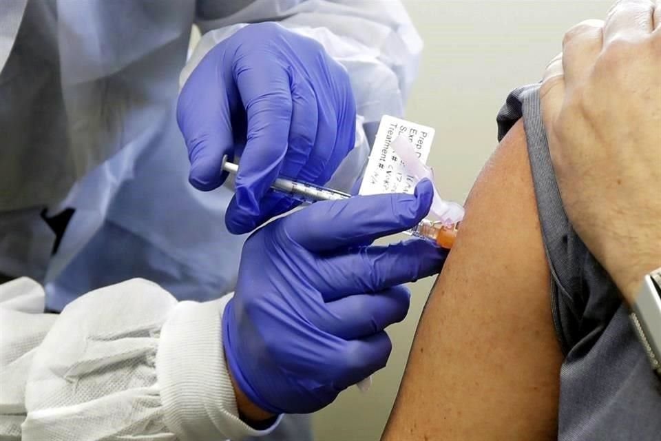 'La vacuna, aunque todavía no está disponible en nuestro país, debe llegar a todos los mexicanos', dijo la CNDH.