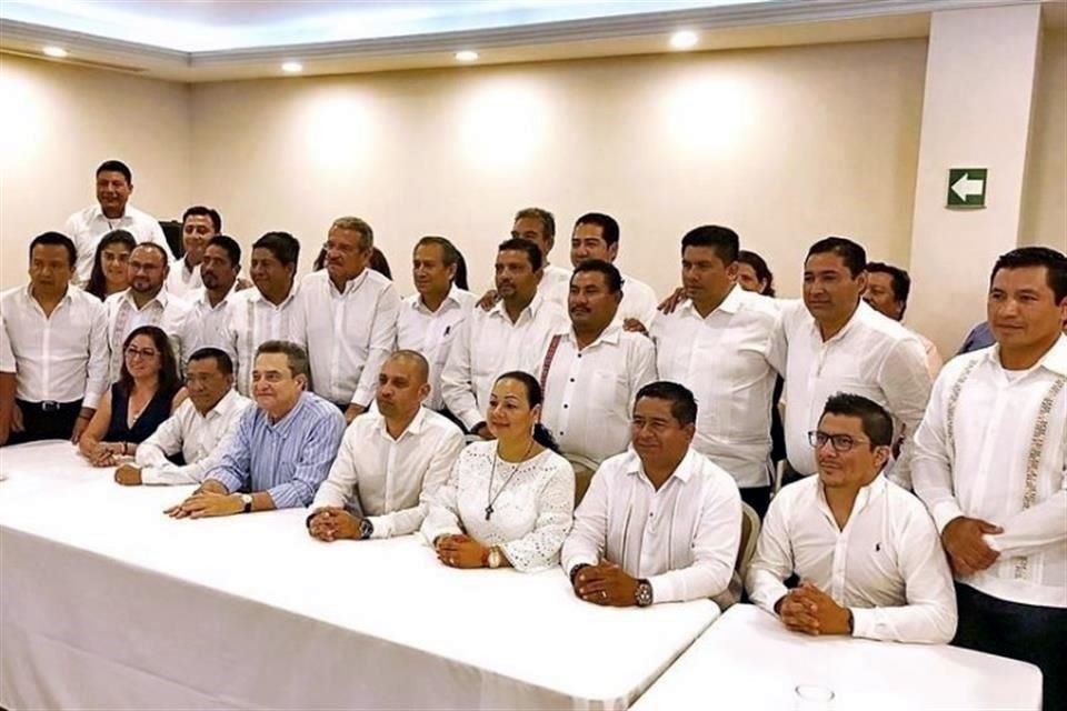 En octubre de 2019, Pío López Obrador (camisa azul) encabezó la adhesión de los 21 alcaldes a Morena.