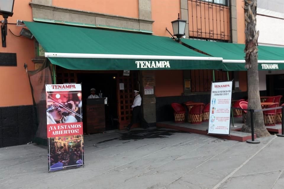Isaías Muñoz, administrador del Salón Tenampa, uno de los que registró las aglomeraciones, aseguró que cambiaron su giro a restaurante para operar antes del semáforo verde.