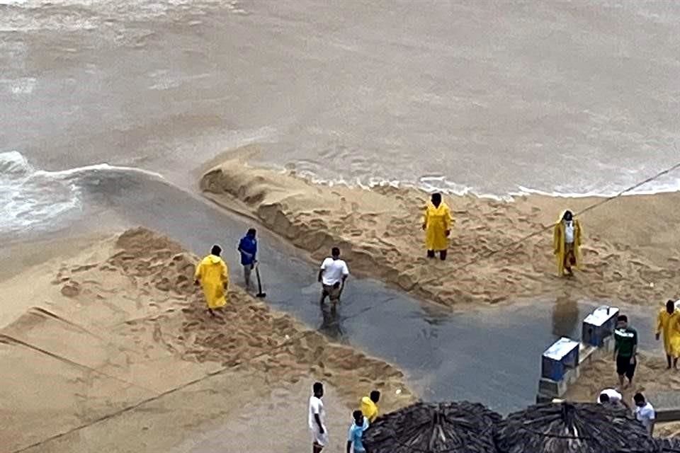 'Les comparto estas fotos para que vean cómo se van las aguas negras al mar en la bahía de Acapulco', tuiteó @TORCUATO4.