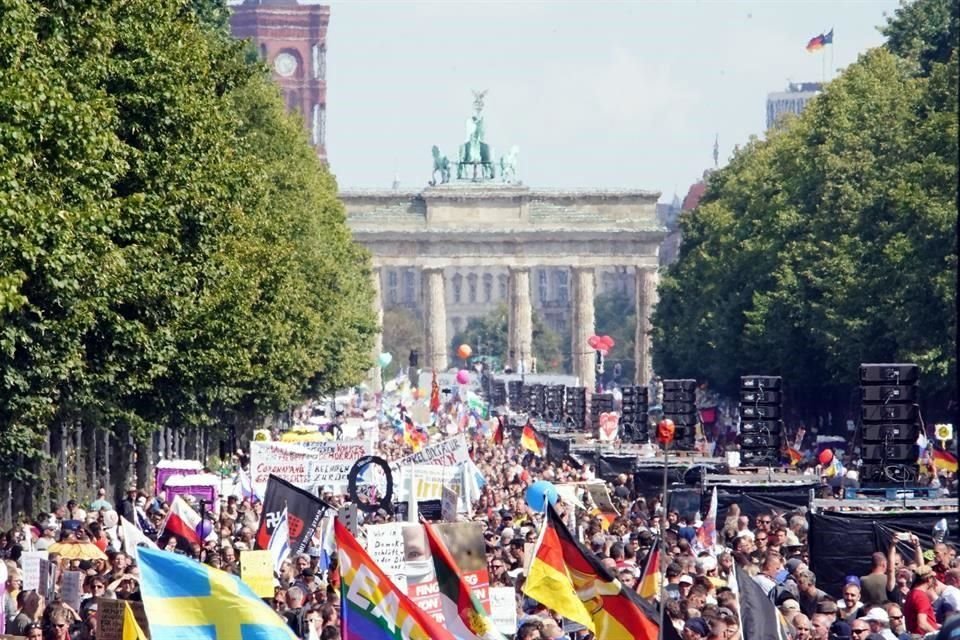 Los manifestantes se reunieron en torno a la Puerta de Brandenburgo, en la capital alemana.