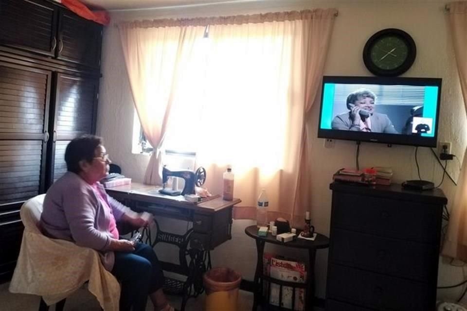 Los abuelitos están aprovechando las clases de Aprende en Casa 2.