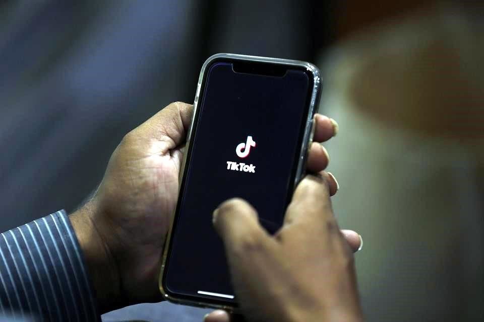 Según Bloomberg, Centricus Asset Management Ltd y Triller Inc hicieron una oferta de último minuto el viernes para comprar las operaciones de TikTok en varios países por 20 mil millones de dólares.