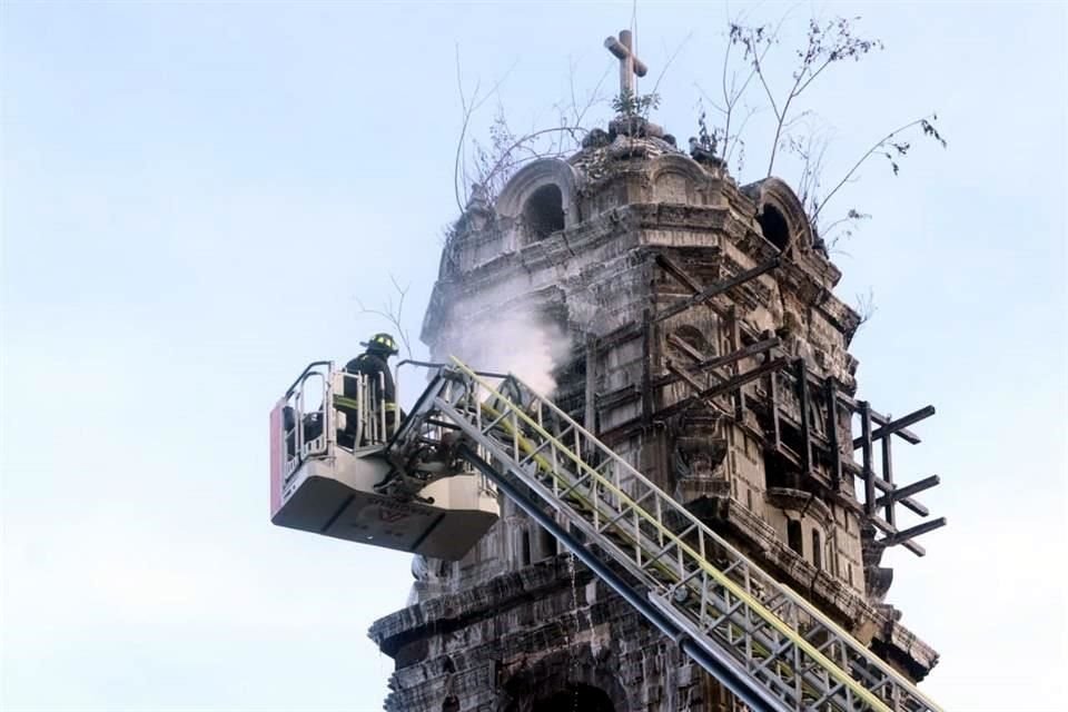 El inmueble sufrió daños en la estructura del campanario, de acuerdo con Bomberos.