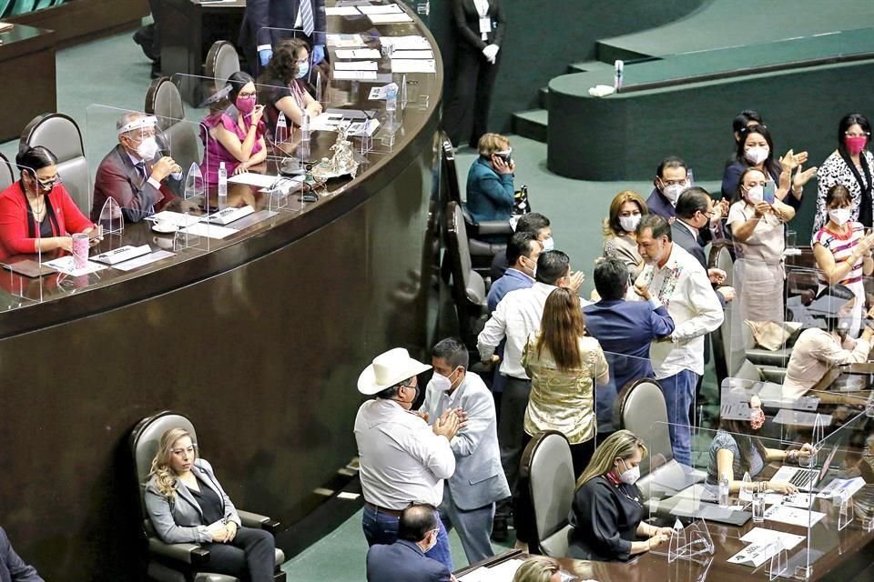Diputados del PT, encabezados por Gerardo Fernández Noroña, reprocharon el apoyo de Morena al PRI y se proclamó 'presidente legítimo' de la Cámara de Diputados.