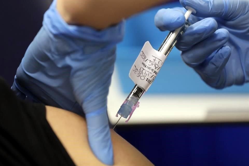 Decenas de vacunas contra Covid-19 se encuentran en ensayos clínicos en humanos para probar la eficacia y seguridad.