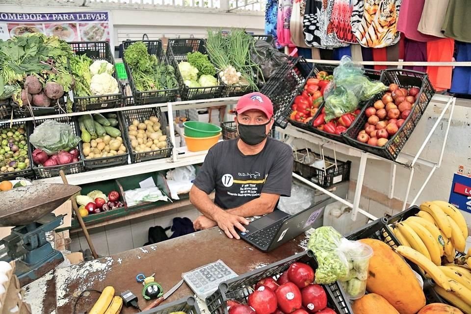 En este ciclo, Miguel transmitió su primera clase desde el puesto de frutas y verduras que tiene en el Mercado de Las Fuentes.