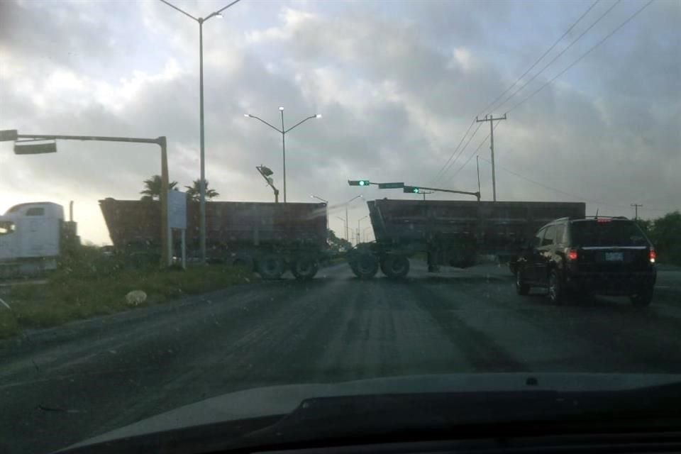 Usuarios de redes sociales difundieron fotografías de vehículos atravesados en distintas vías de Reynosa.