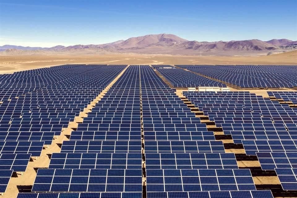 Actualmente, solo una central fotovoltaica de gran escala cuenta con baterías, se trata de Aura Solar, desarrollada por Gauss Energía, ubicada en el municipio de La Paz, Baja California Sur y con capacidad instalada de 25 megawatts.