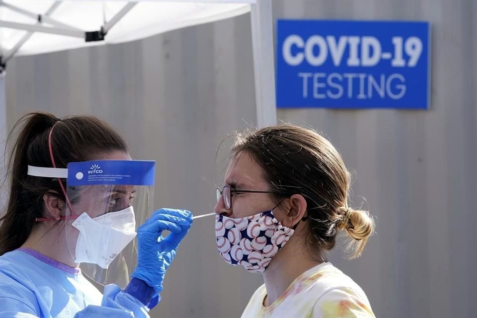 Personal de salud aplica una prueba de coronavirus en Seattle.