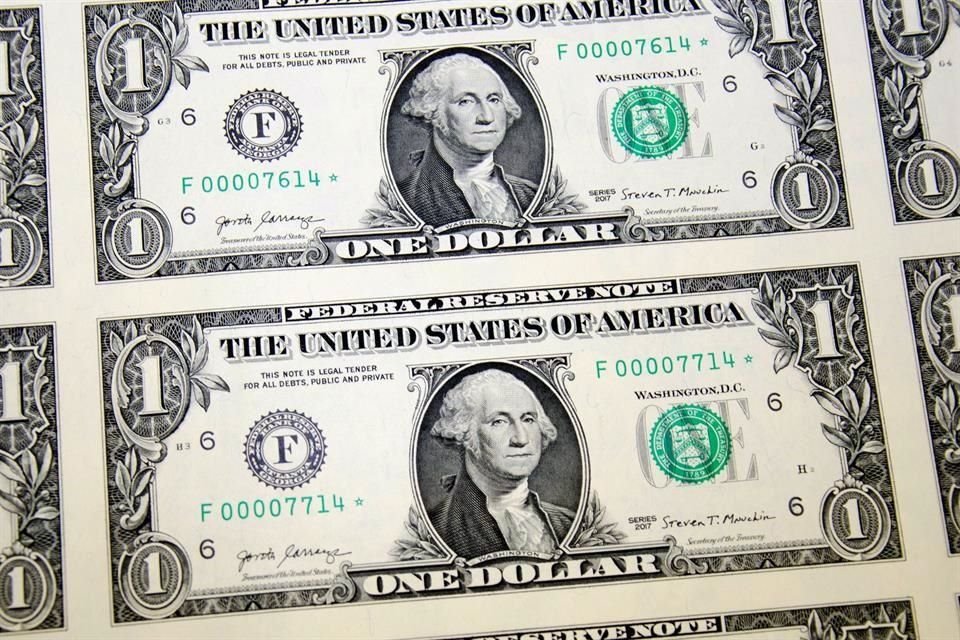 Al mayoreo, el dólar subió 2.5 centavos, al ofrecerse a 20.6230 pesos.