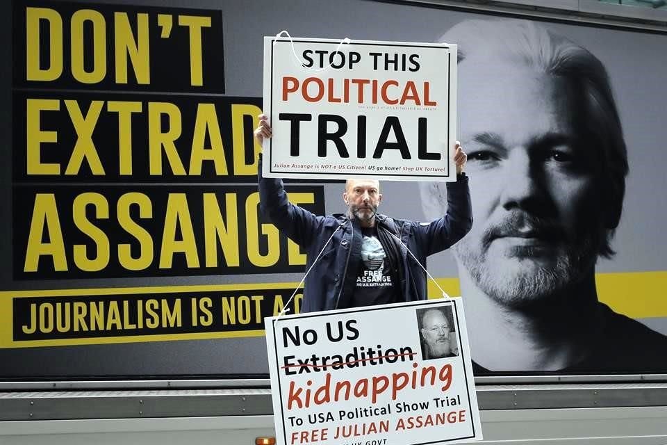 Un manifestante el martes en la corte de Londres donde se desarrolla el juicio de extradición contra Julian Assange.
