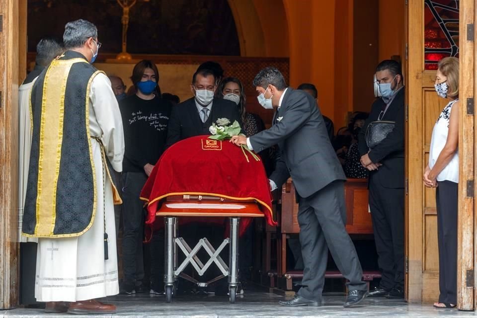 Amigos y familiares despidieron a Xavier Ortiz durante la misa de cuerpo presente que se celebró en el templo de Nuestra Señora del Sagrado Corazón, en Guadalajara.