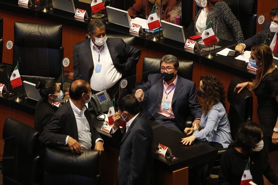 Al centro (camisa rosa), el senador Ricardo Monreal, líder de la bancada de Morena.