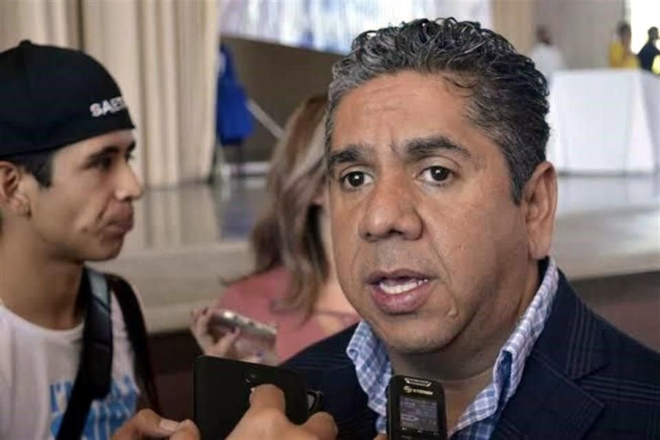 El Alcalde de Delicias realizó un plantón junto con agricultores afuera del 66 Batallón de Infantería en demanda de justicia por ataque a pareja de agricultores.