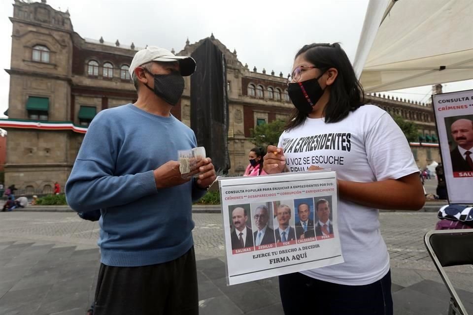 Seguidores de Morena se dedicaron a recabar firmas.