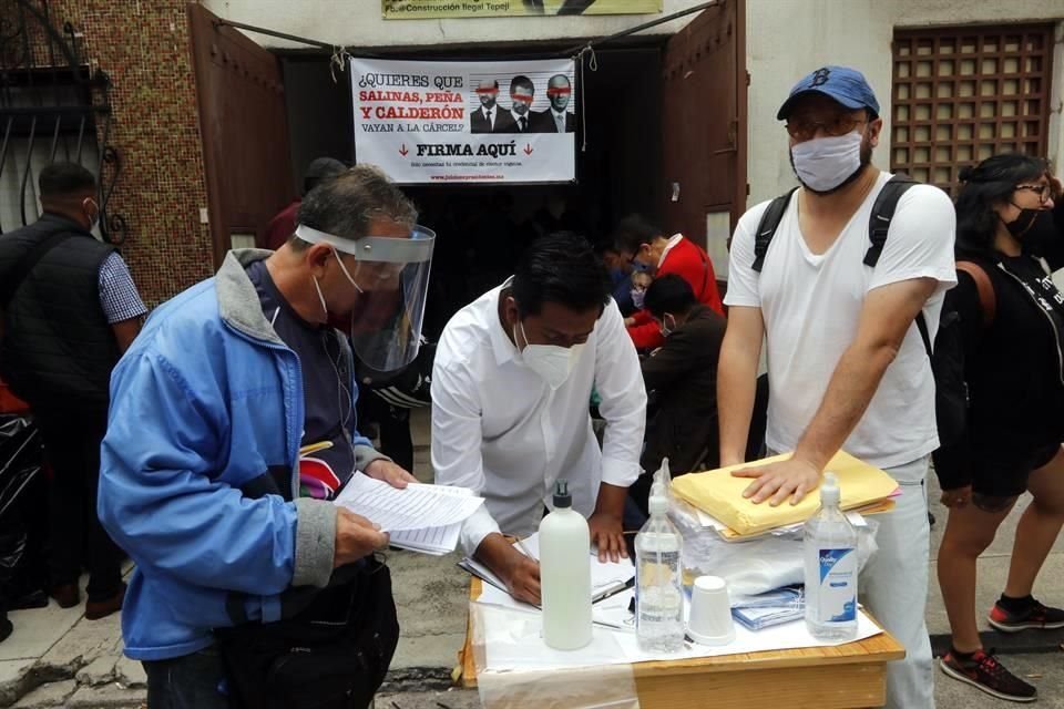 Simpatizantes de López Obrador y Morena ultiman entrega de firmas.