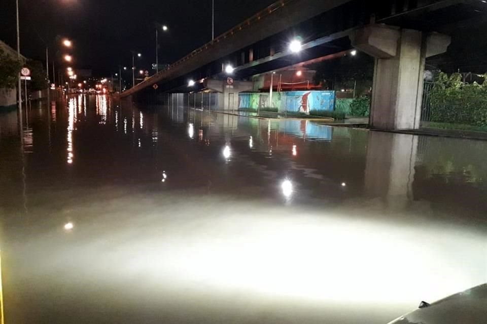 Vialidades como el Eje 6 Sur, en Iztapalapa, resultaron inundadas tras la lluvia.