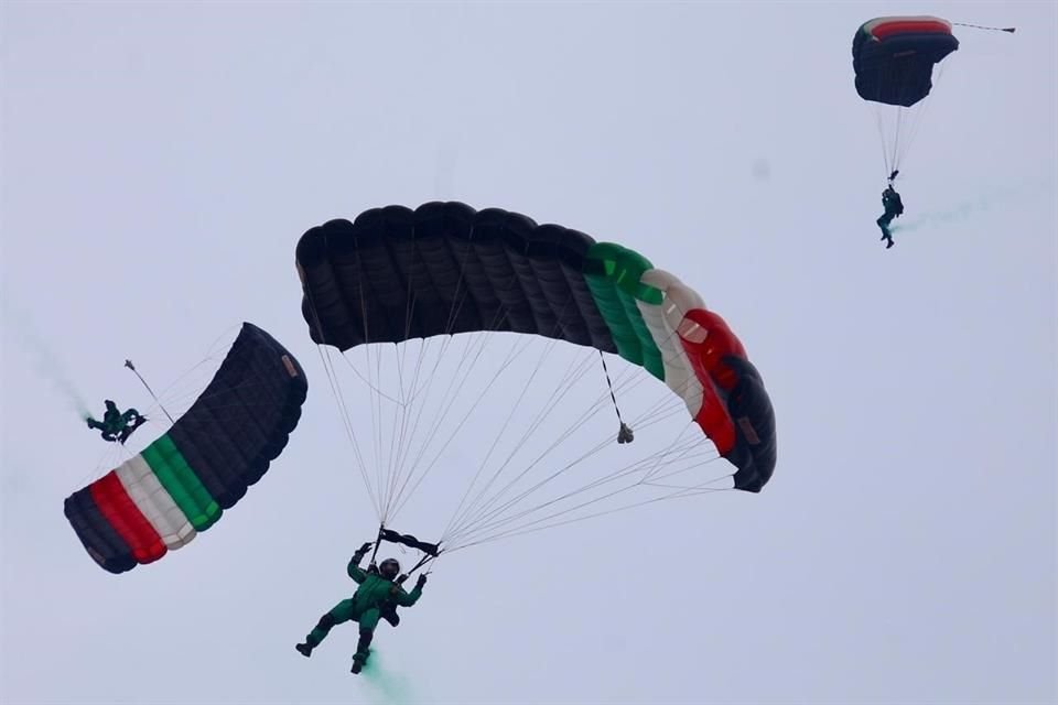 Salto de exhibición de caída libre militar por parte del personal de Fusileros Paracaidistas del Ejército mexicano.