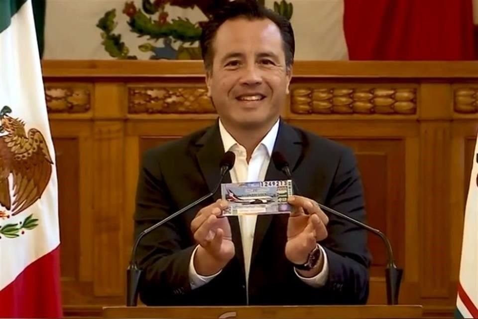 El Gobernador de Veracruz en conferencia de prensa.