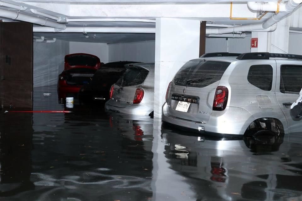 Estacionamiento inundado en un complejo departamental en la calle Ajusco #47, en la Colonia Portales Norte, Alcaldía Benito Juárez.