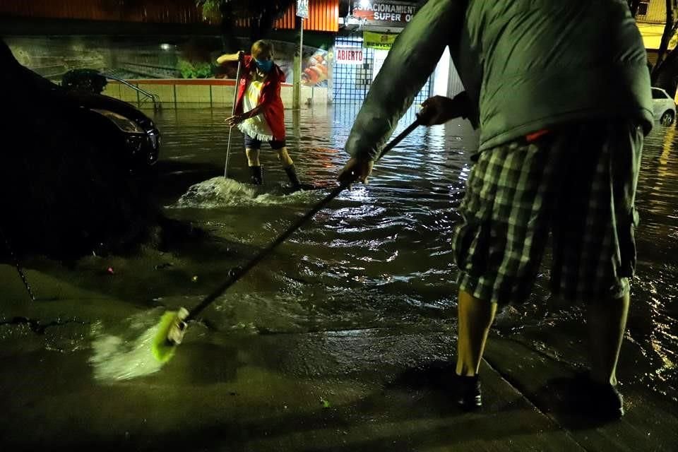 En Coyoacán, estos vecinos batallaron contra la corriente durante la noche de ayer para que el agua no inundara sus hogares, en Londres y División del Norte, Colonia Del Carmen.