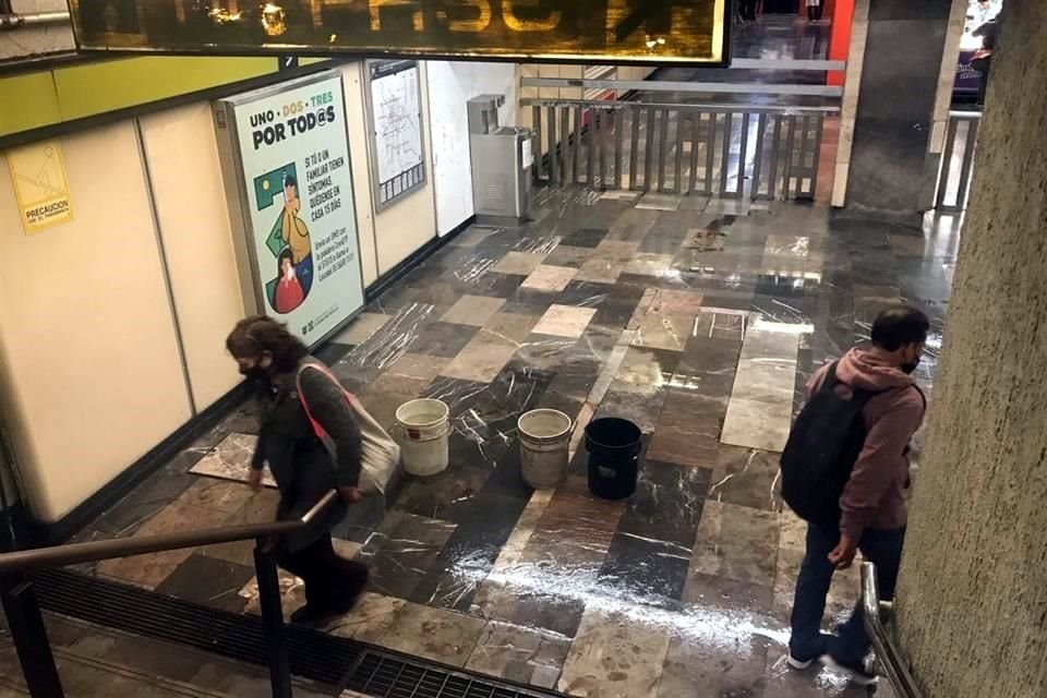 Se registran goteras en la estación Zapata del Metro tras las lluvias de anoche en la CDMX.
