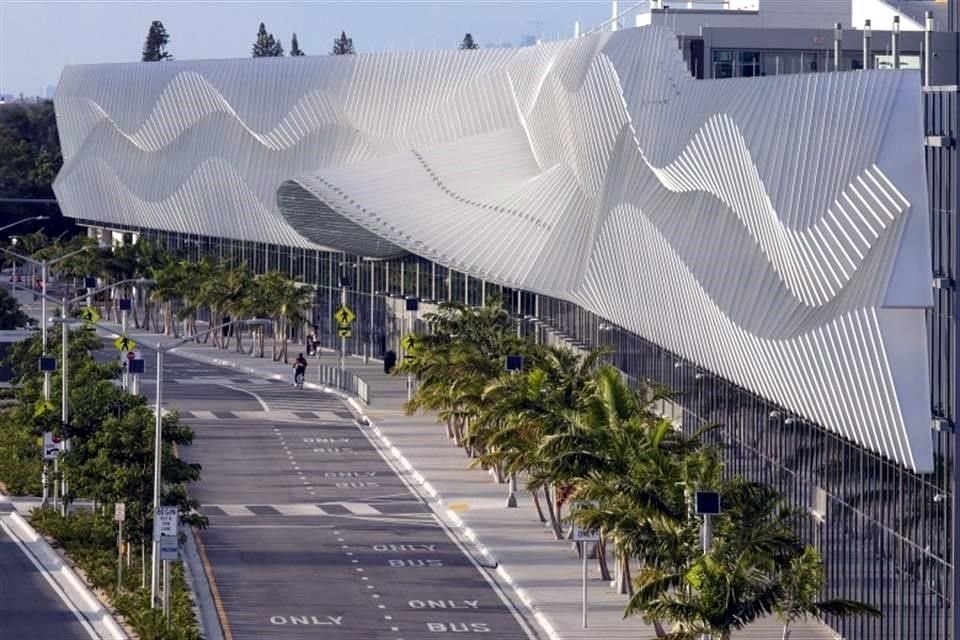 El diseño del MBCC refleja los elementos naturales de las aclamadas playas de Miami, incluidas las olas, las mantarrayas y los arrecifes de coral.