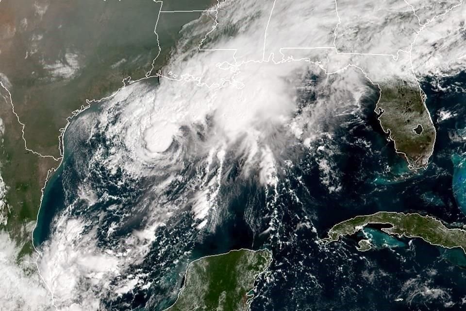 'Beta' se desplazaba por el Golfo de México, 320 kilómetros al sureste de Galveston, Texas, dijo el Centro Nacional de Huracanes.
