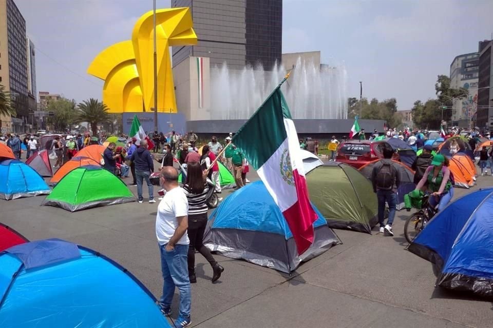 El grupo AntiAMLO extendió su plantón a Paseo de la Reforma, a la altura de El Caballito.