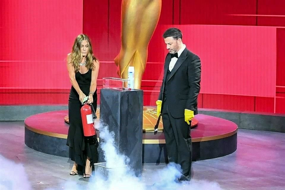 Jennifer Aniston (izquierda) y Jimmy Kimmel (derecha) incluso sanitizaron las tarjetas que contenían los nombres de los premiados.