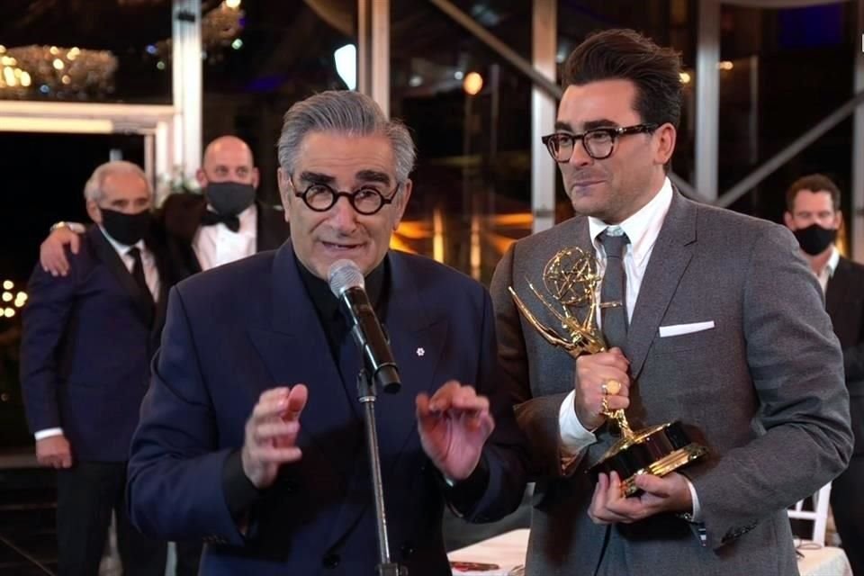 Eugene Levy y Daniel Levy de 'Schitt's Creek' recibieron el galardón de  Mejor serie de Comedia.
