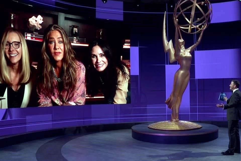 Jimmy Kimmel conversó con Lisa Kudrow, Jennifer Aniston and Courteney Cox durante la 72 entrega del Emmy.