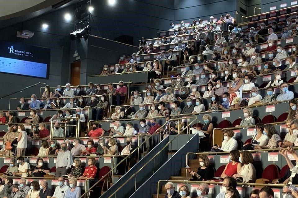 Una imagen del teatro en la que se ve que no se respetó la sana distancia. 