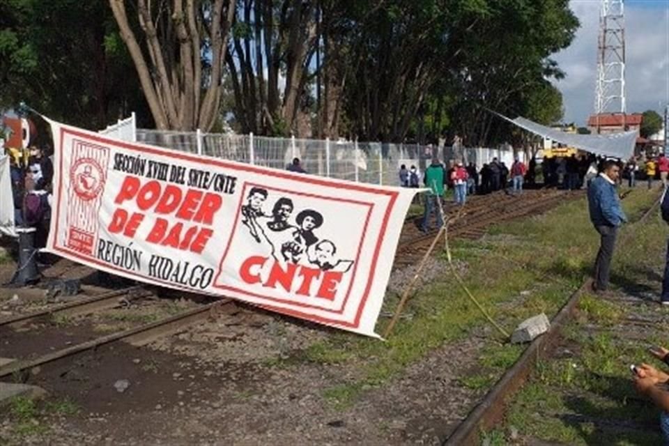 Maestros de la CNTE mantienen bloqueos a las vías en cuatro municipios de Michoacán.