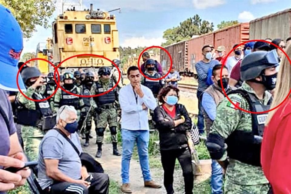 INVISIBLES. A pesar de la presencia de la Guardia Nacional, maestros de la CNTE bloquean vías en Michoacán para exigir el pago de bonos y plazas magisteriales.