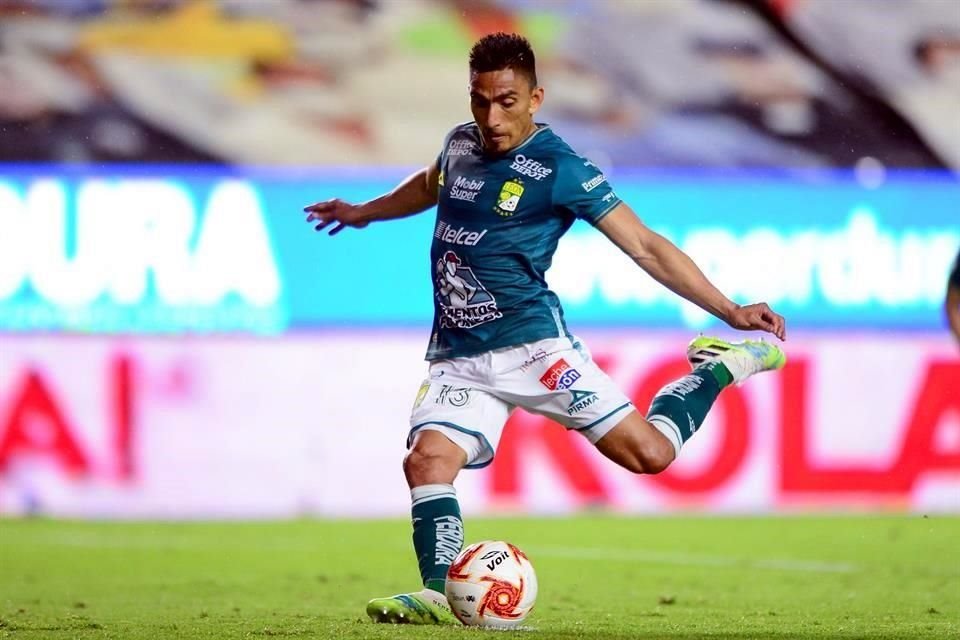 Ángel Mena no desperdició el tiro penal y marcó el 1-0.