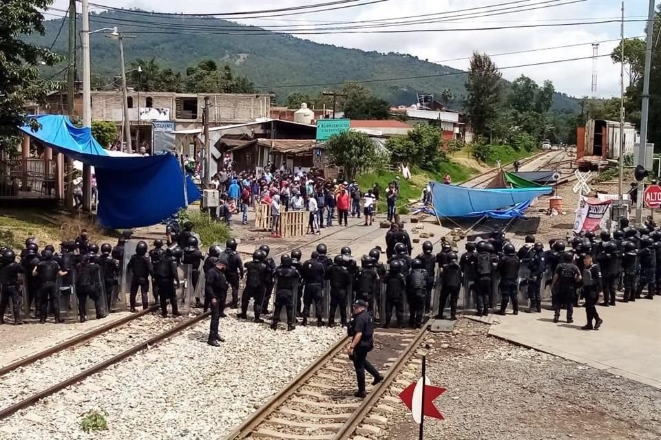 Policías estatale desalojan a los miembros de la CNTE en Michoacán.