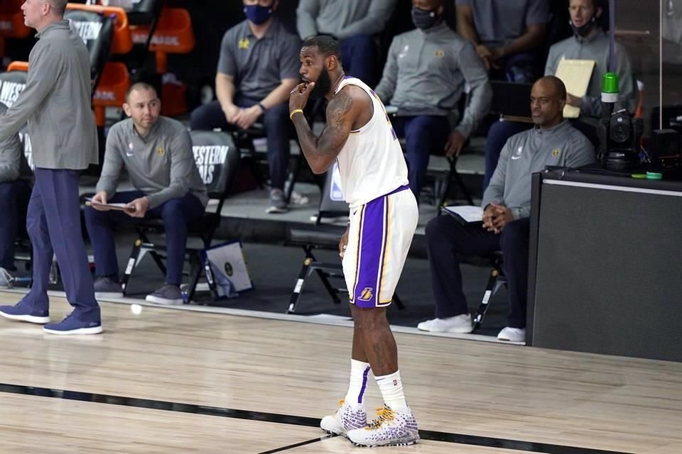Fue una noche complicada para LeBron James y los Lakers.